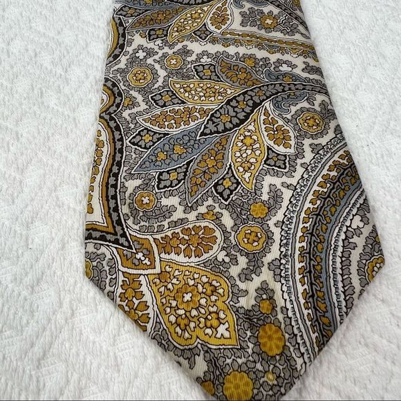 Banana Republic 100% Silk tie - Picture 3 of 10